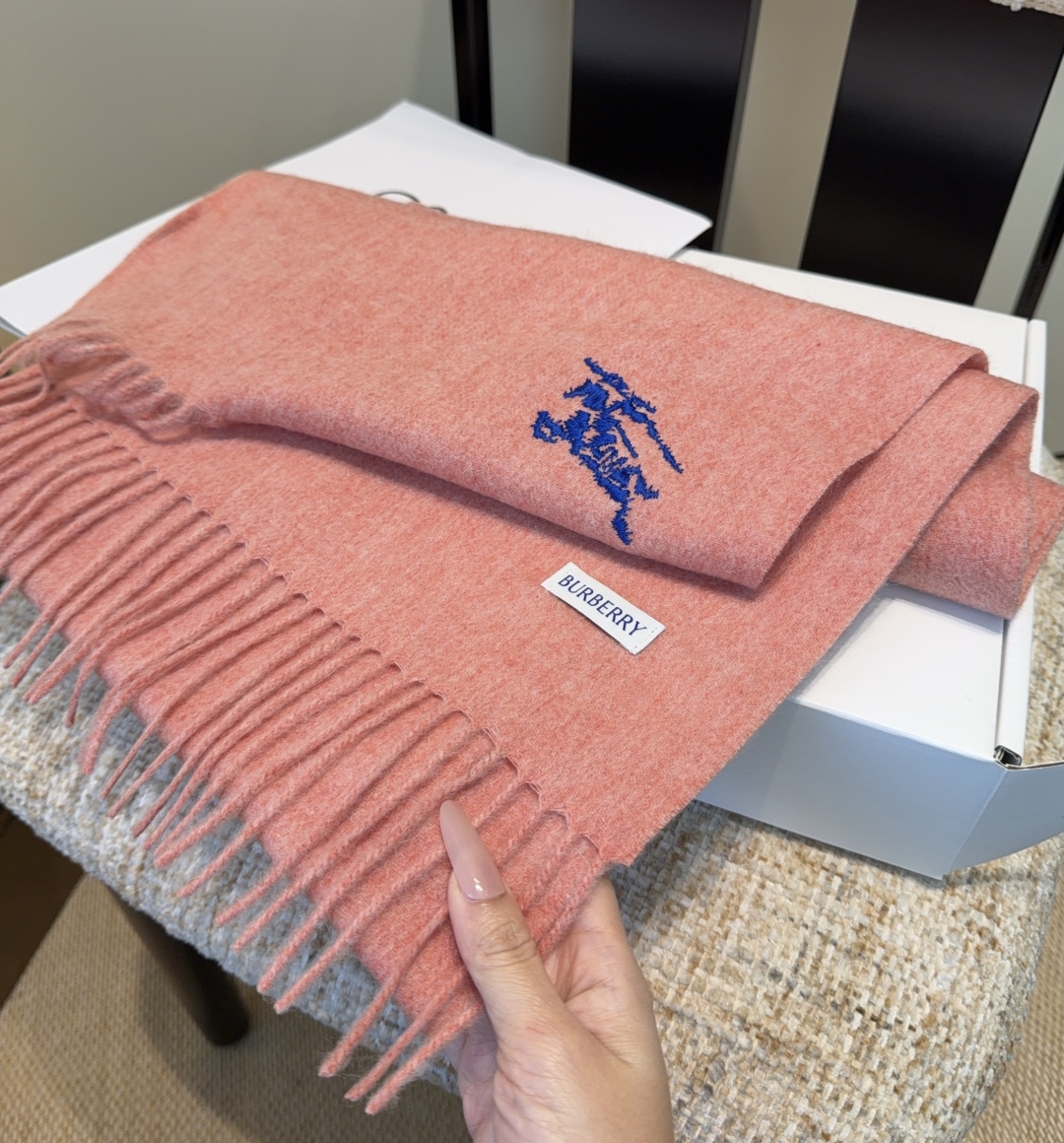 巴宝莉围巾❗️好看的要疯掉了，太有型太有魅力了❗️❗️非常斯文时尚的秋冬单品！真的很喜欢，非常Class