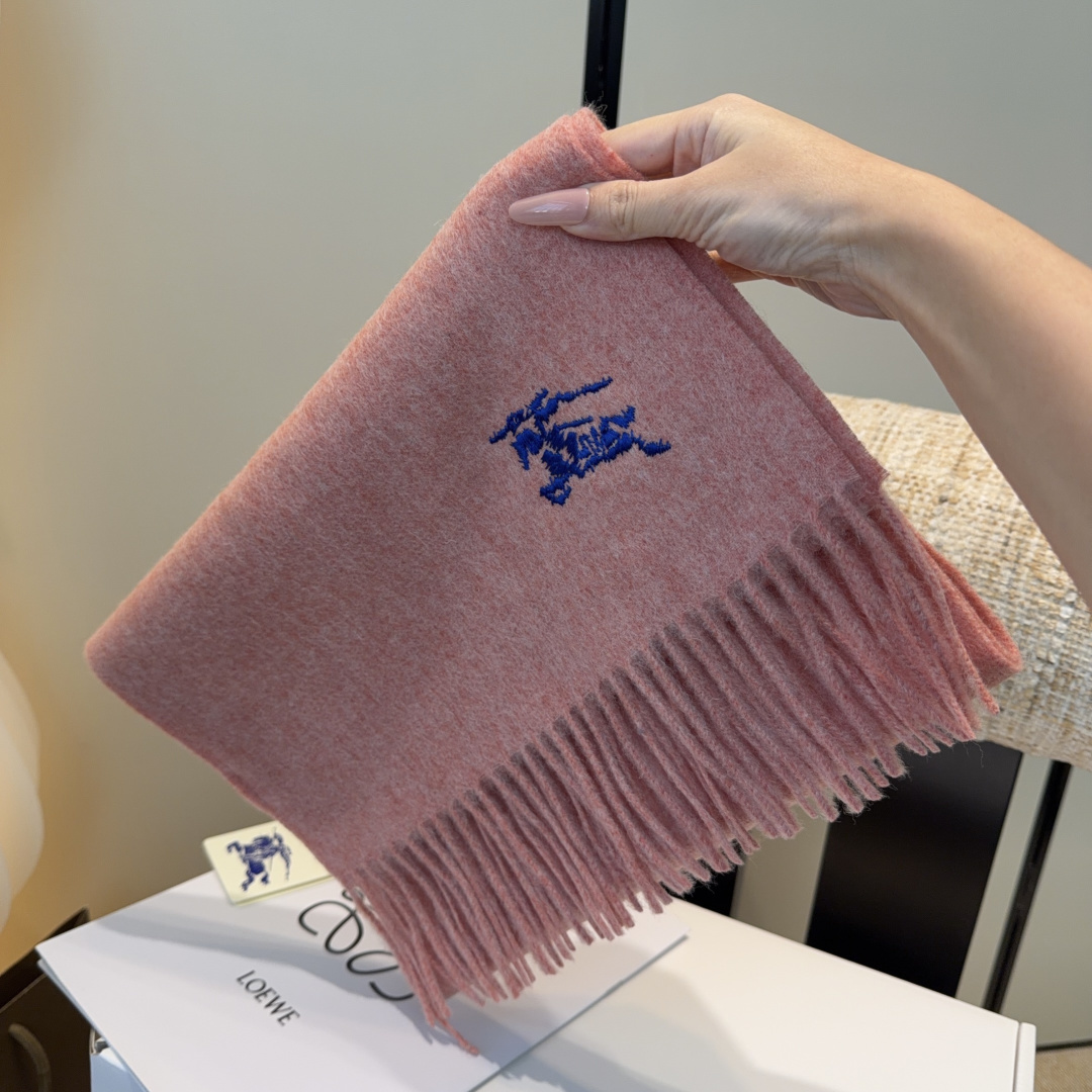 巴宝莉围巾❗️好看的要疯掉了，太有型太有魅力了❗️❗️非常斯文时尚的秋冬单品！真的很喜欢，非常Class