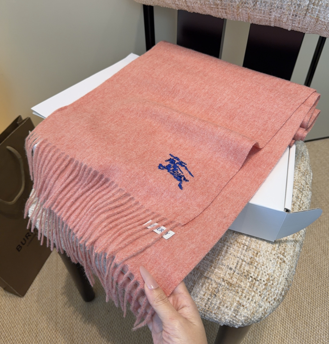 巴宝莉围巾❗️好看的要疯掉了，太有型太有魅力了❗️❗️非常斯文时尚的秋冬单品！真的很喜欢，非常Class