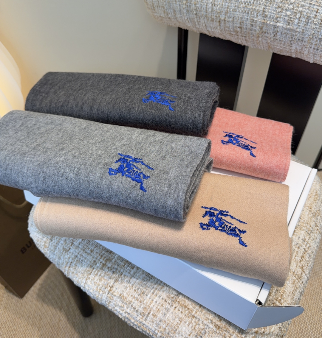 巴宝莉围巾❗️好看的要疯掉了，太有型太有魅力了❗️❗️非常斯文时尚的秋冬单品！真的很喜欢，非常Class