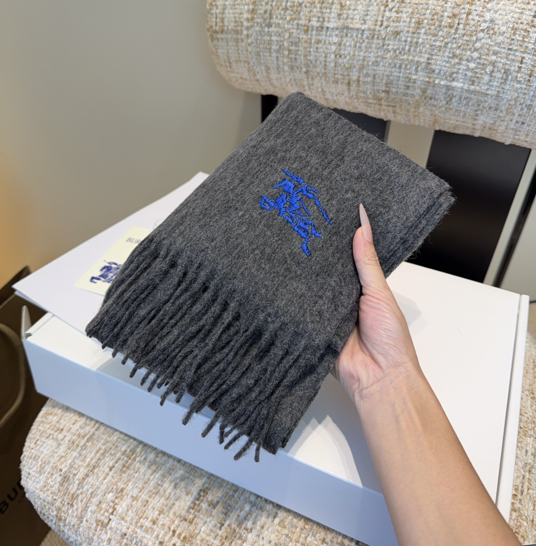 巴宝莉围巾❗️好看的要疯掉了，太有型太有魅力了❗️❗️非常斯文时尚的秋冬单品！真的很喜欢，非常Class