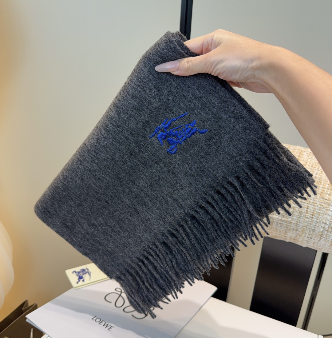 巴宝莉围巾❗️好看的要疯掉了，太有型太有魅力了❗️❗️非常斯文时尚的秋冬单品！真的很喜欢，非常Class