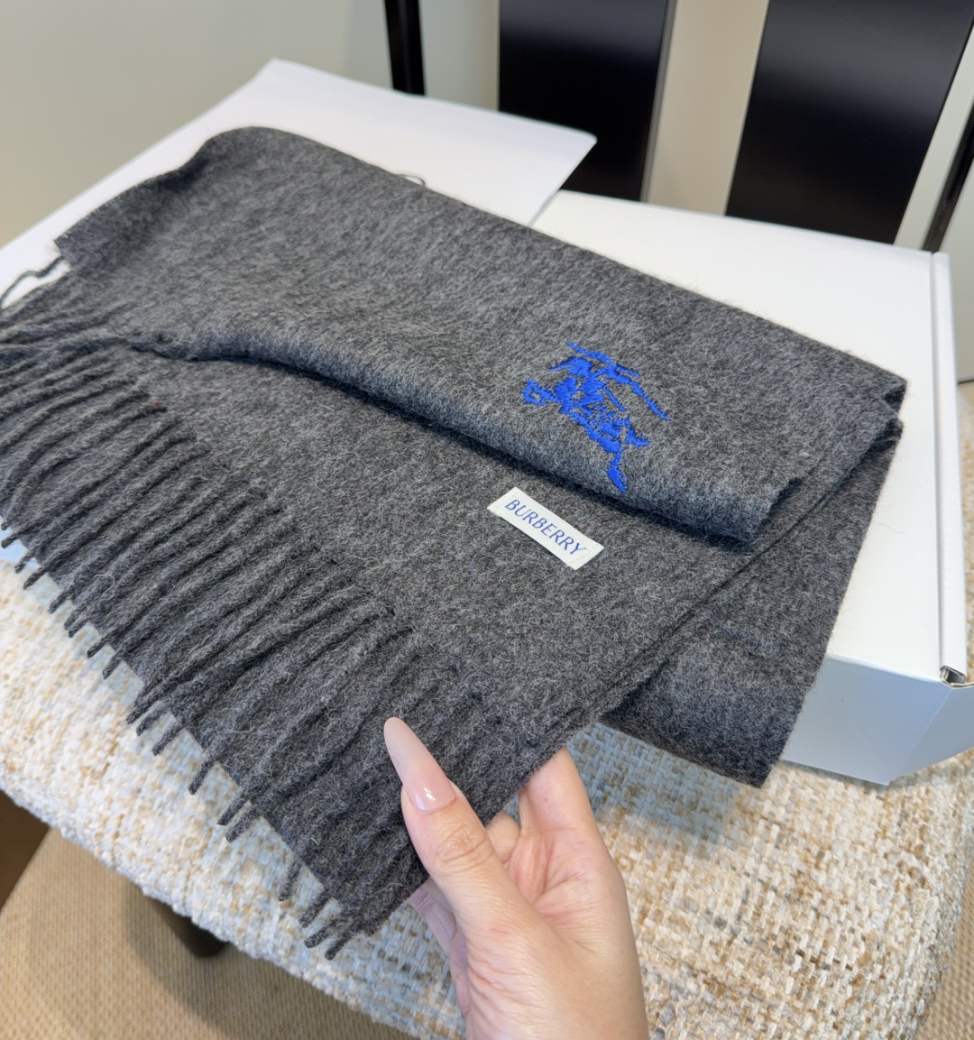 巴宝莉围巾❗️好看的要疯掉了，太有型太有魅力了❗️❗️非常斯文时尚的秋冬单品！真的很喜欢，非常Class