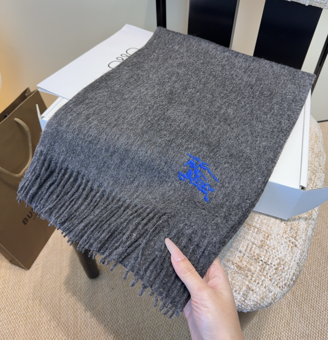 巴宝莉围巾❗️好看的要疯掉了，太有型太有魅力了❗️❗️非常斯文时尚的秋冬单品！真的很喜欢，非常Class