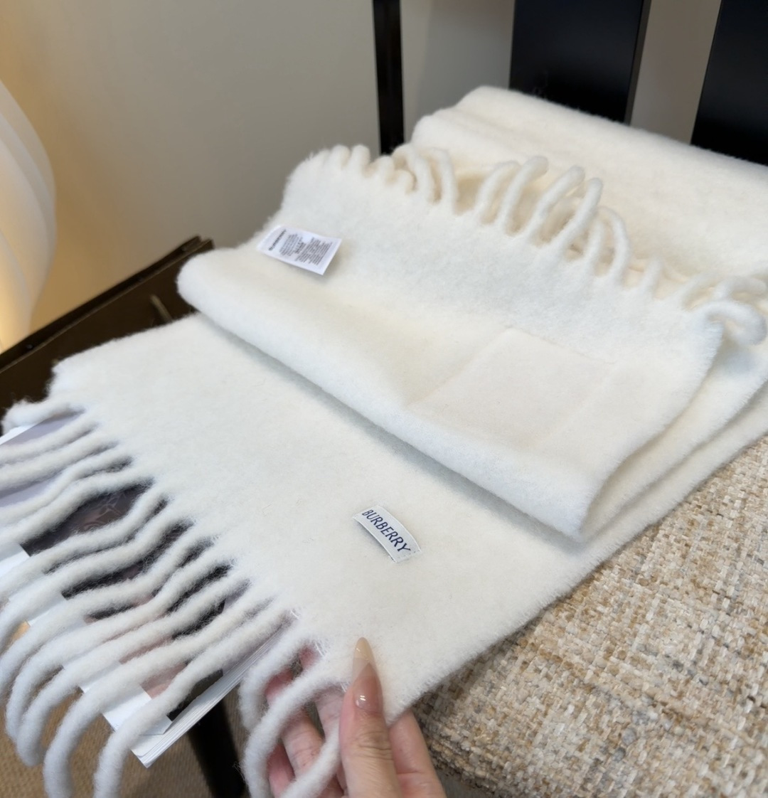 ▪❤️️巴宝莉超美新款马海毛围巾！超级推荐入手！】质感好货！主打的马海毛围巾~据说超难买哦！！打了好多次