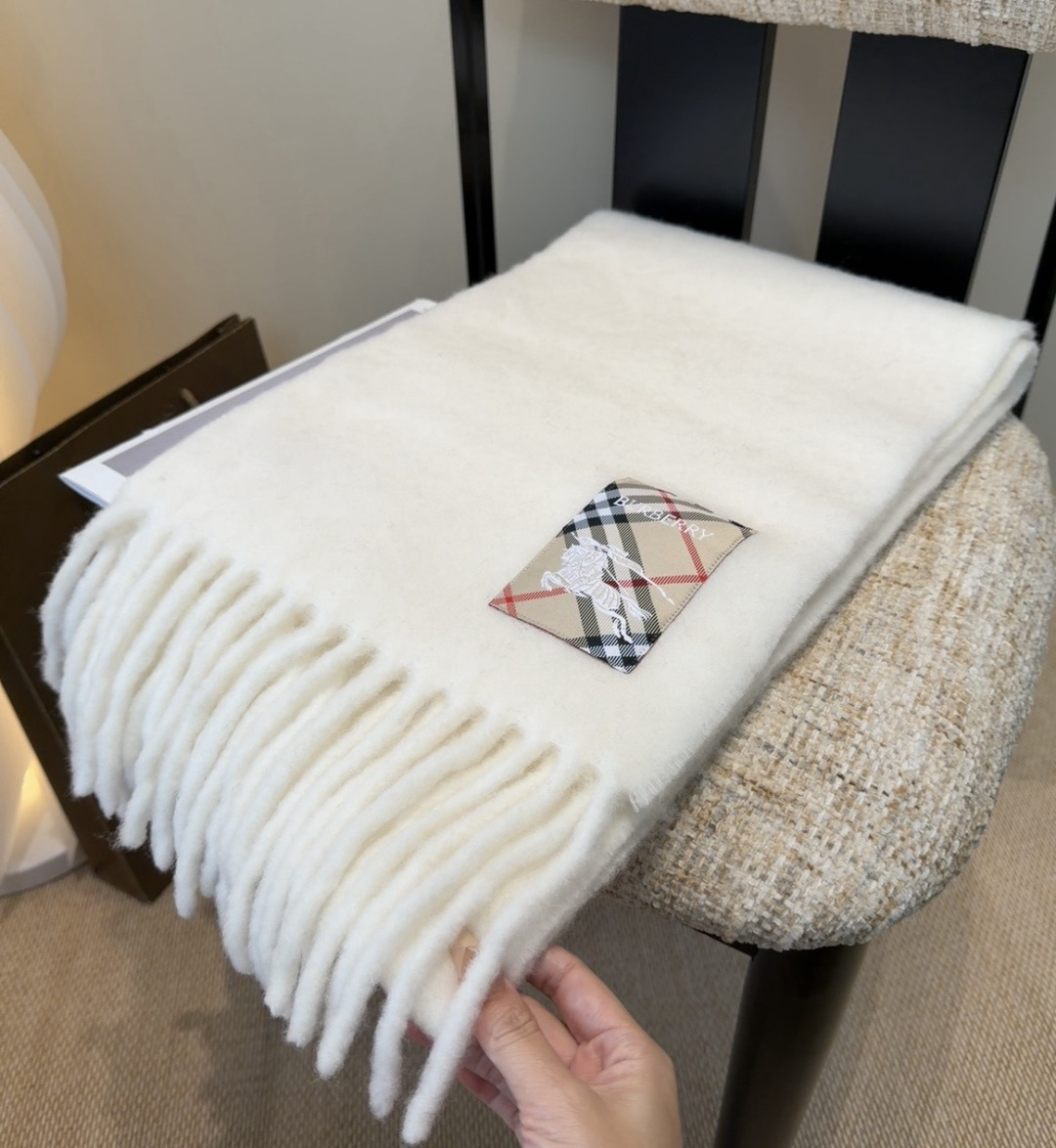 ▪❤️️巴宝莉超美新款马海毛围巾！超级推荐入手！】质感好货！主打的马海毛围巾~据说超难买哦！！打了好多次