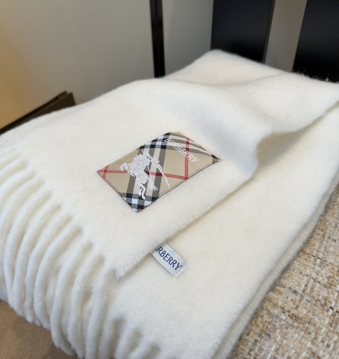 ▪❤️️巴宝莉超美新款马海毛围巾！超级推荐入手！】质感好货！主打的马海毛围巾~据说超难买哦！！打了好多次