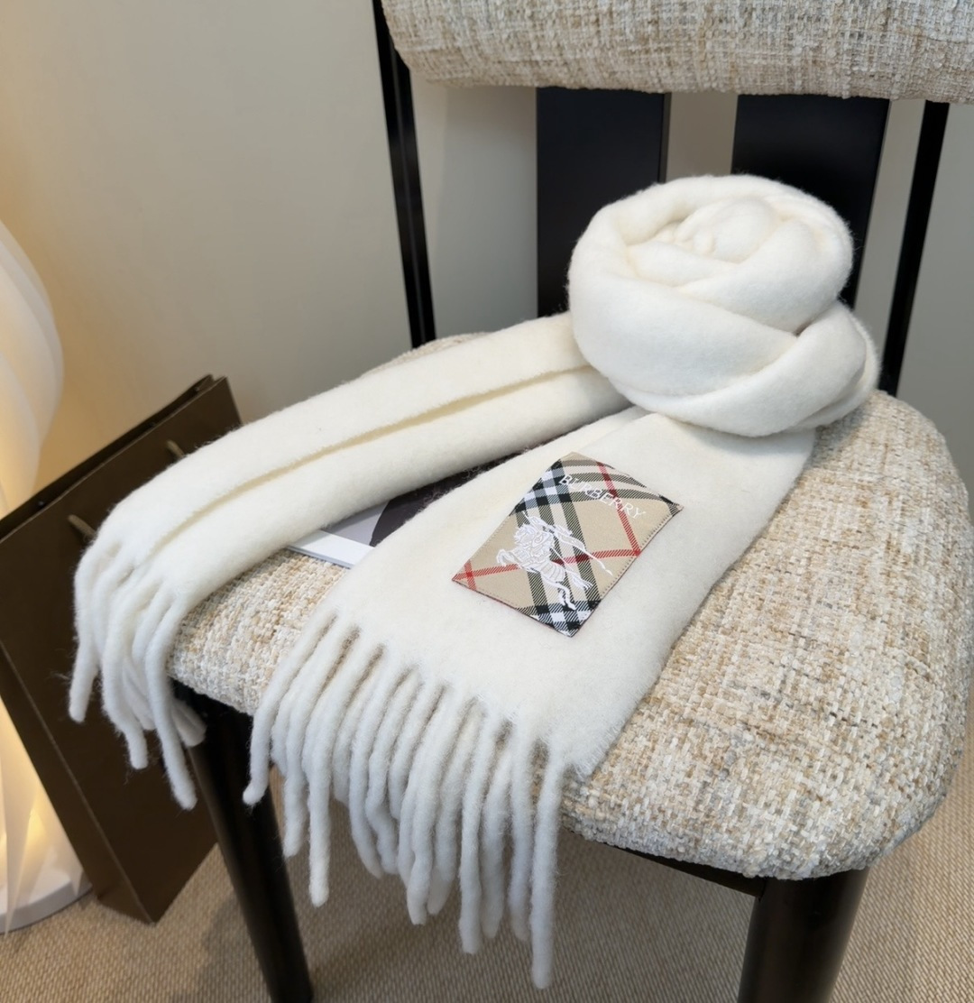 ▪❤️️巴宝莉超美新款马海毛围巾！超级推荐入手！】质感好货！主打的马海毛围巾~据说超难买哦！！打了好多次