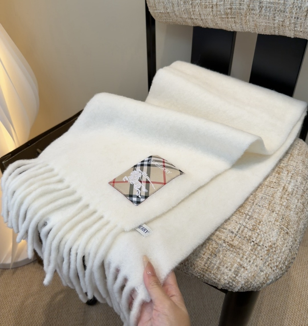 ▪❤️️巴宝莉超美新款马海毛围巾！超级推荐入手！】质感好货！主打的马海毛围巾~据说超难买哦！！打了好多次