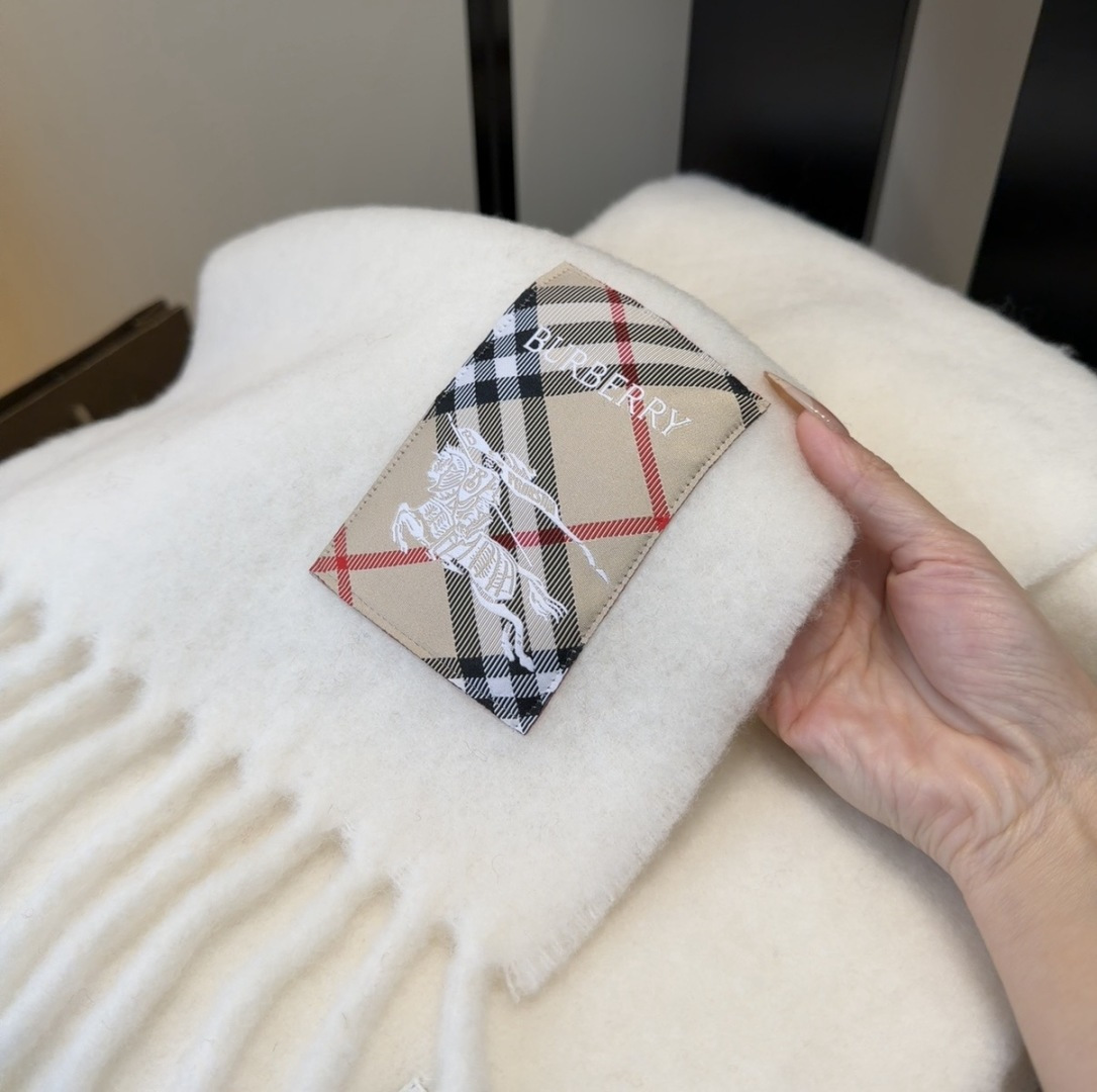 ▪❤️️巴宝莉超美新款马海毛围巾！超级推荐入手！】质感好货！主打的马海毛围巾~据说超难买哦！！打了好多次