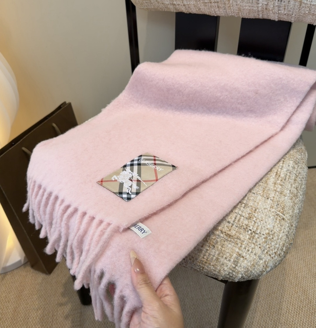 ▪❤️️巴宝莉超美新款马海毛围巾！超级推荐入手！】质感好货！主打的马海毛围巾~据说超难买哦！！打了好多次