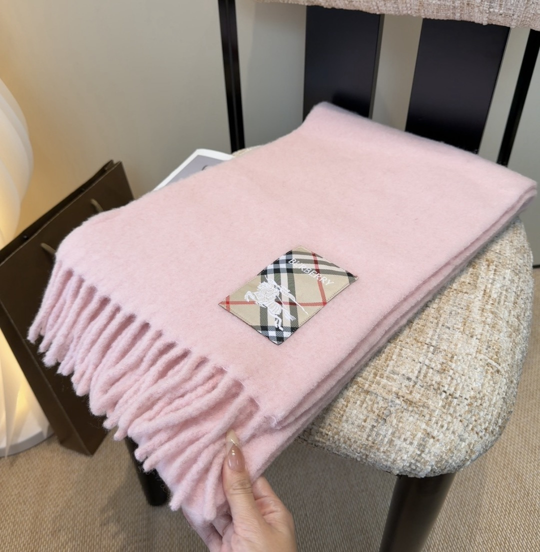 ▪❤️️巴宝莉超美新款马海毛围巾！超级推荐入手！】质感好货！主打的马海毛围巾~据说超难买哦！！打了好多次