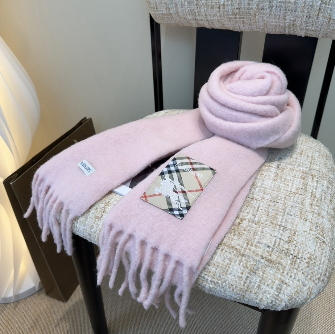 ▪❤️️巴宝莉超美新款马海毛围巾！超级推荐入手！】质感好货！主打的马海毛围巾~据说超难买哦！！打了好多次