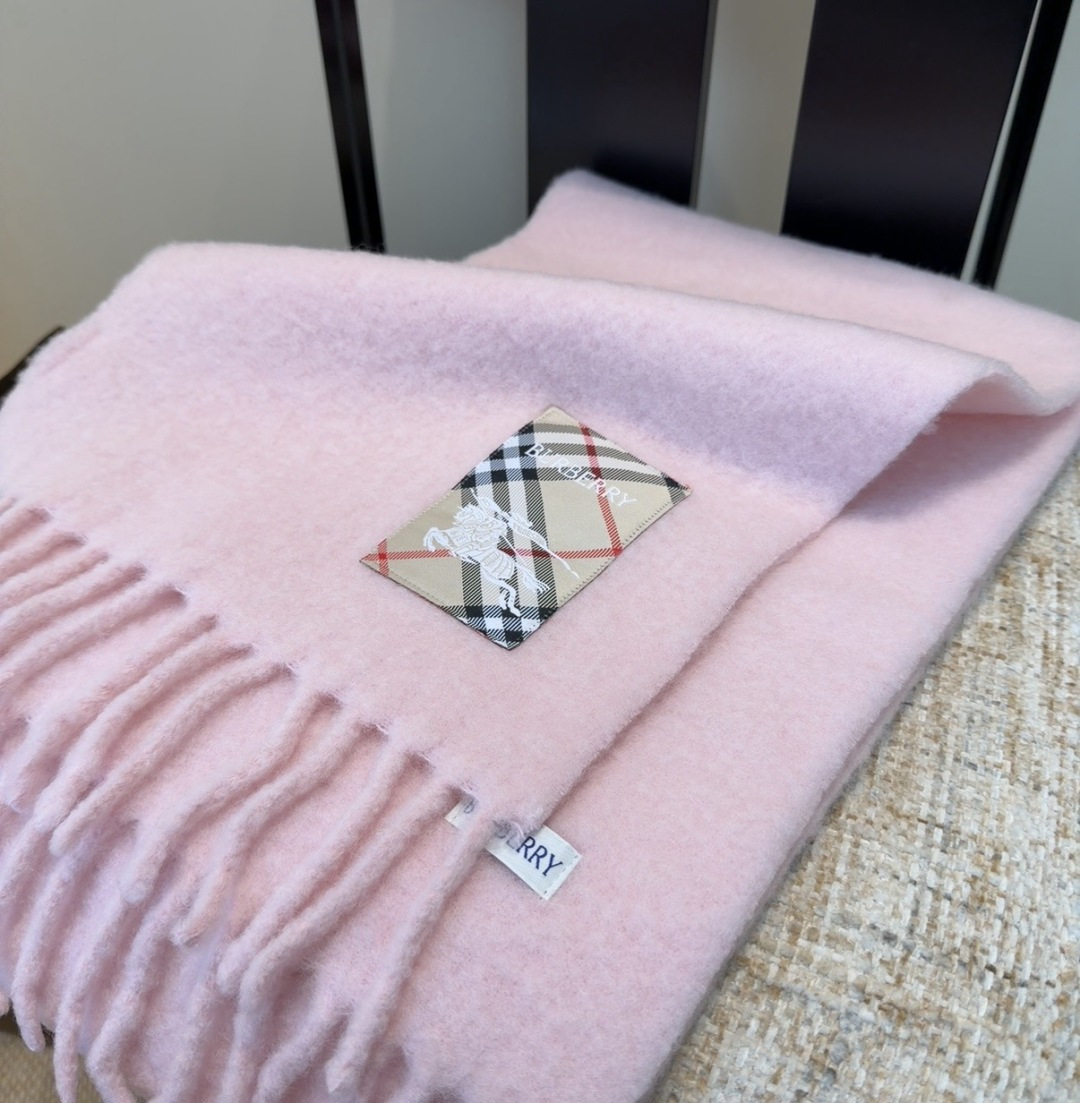 ▪❤️️巴宝莉超美新款马海毛围巾！超级推荐入手！】质感好货！主打的马海毛围巾~据说超难买哦！！打了好多次