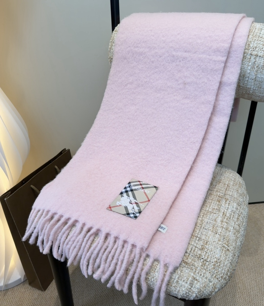 ▪❤️️巴宝莉超美新款马海毛围巾！超级推荐入手！】质感好货！主打的马海毛围巾~据说超难买哦！！打了好多次