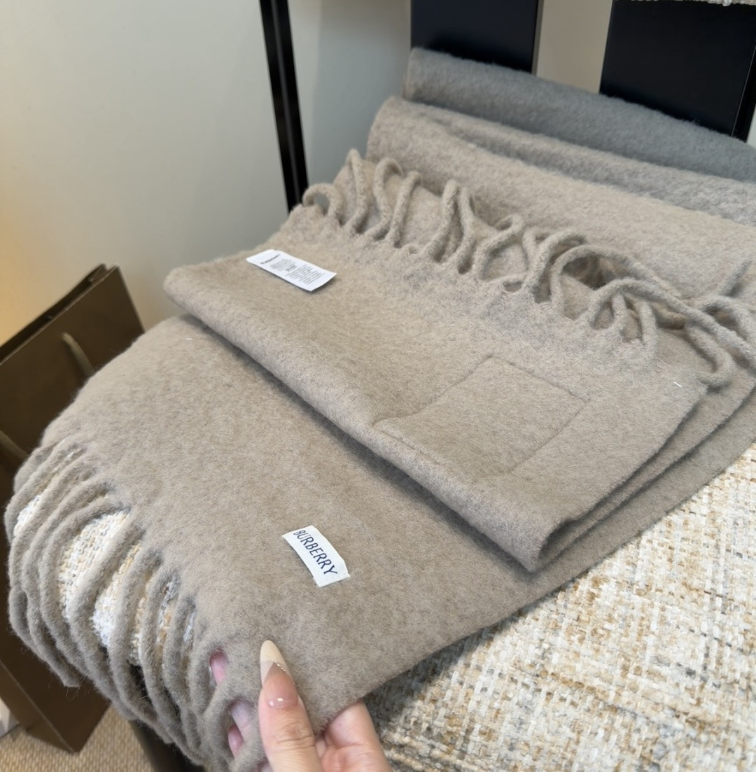 ▪❤️️巴宝莉超美新款马海毛围巾！超级推荐入手！】质感好货！主打的马海毛围巾~据说超难买哦！！打了好多次