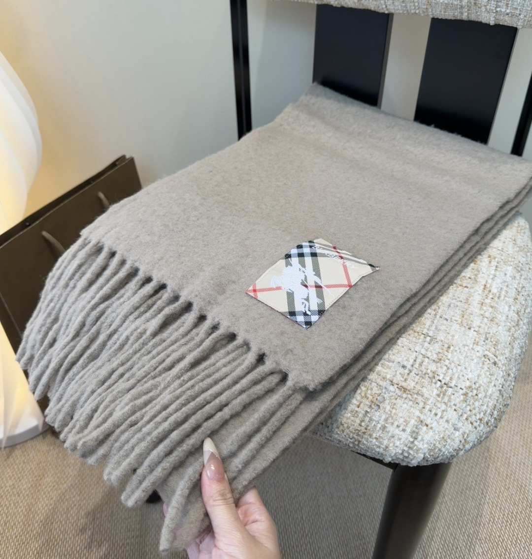 ▪❤️️巴宝莉超美新款马海毛围巾！超级推荐入手！】质感好货！主打的马海毛围巾~据说超难买哦！！打了好多次