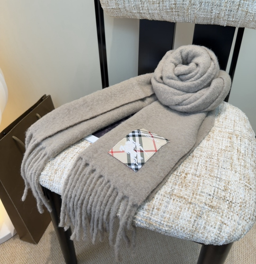 ▪❤️️巴宝莉超美新款马海毛围巾！超级推荐入手！】质感好货！主打的马海毛围巾~据说超难买哦！！打了好多次