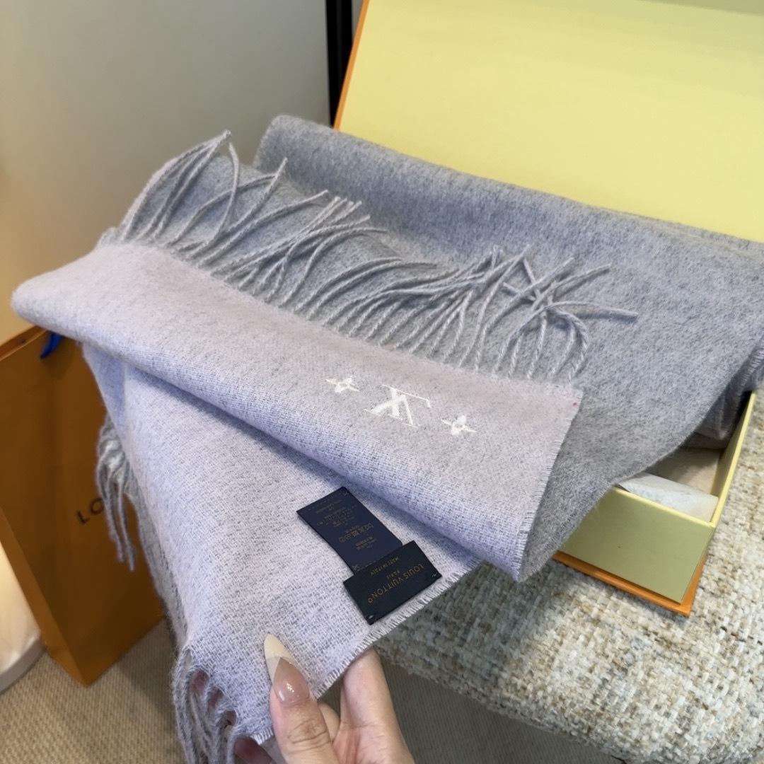 Lv围巾❗️好看的要疯掉了，太有型太有魅力了❗️❗️非常斯文时尚的秋冬单品！真的很喜欢，非常Classi