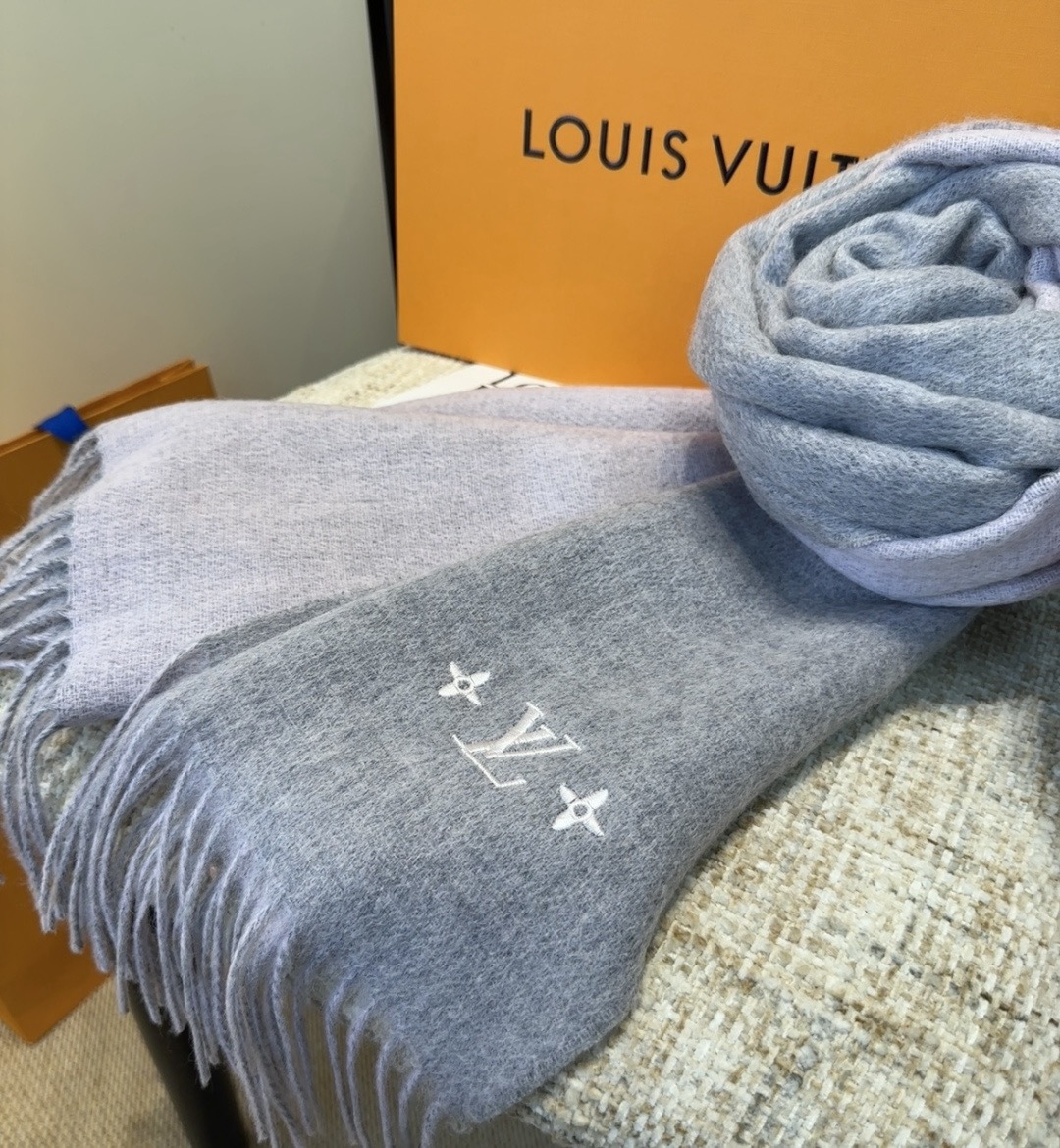 Lv围巾❗️好看的要疯掉了，太有型太有魅力了❗️❗️非常斯文时尚的秋冬单品！真的很喜欢，非常Classi