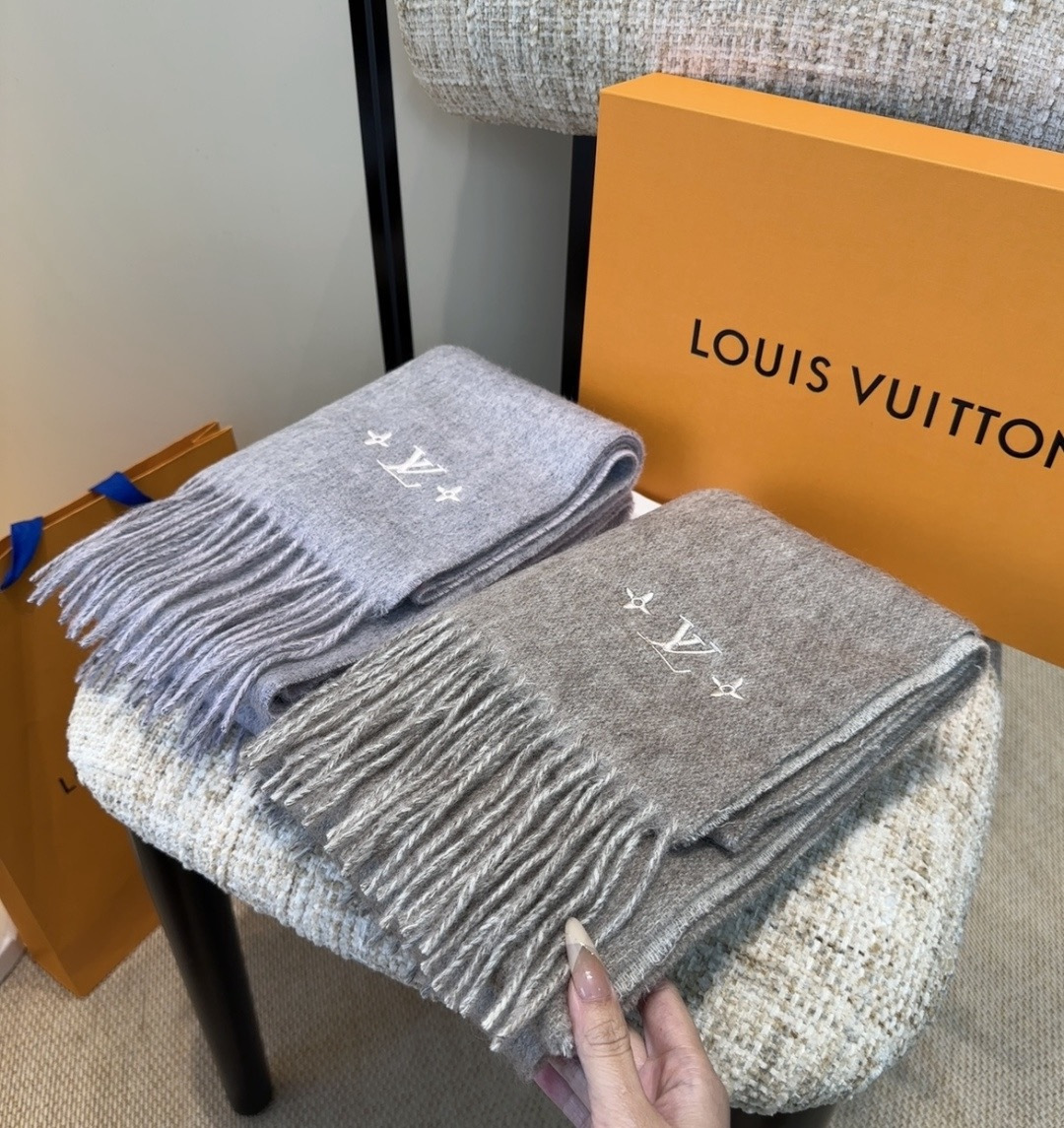 Lv围巾❗️好看的要疯掉了，太有型太有魅力了❗️❗️非常斯文时尚的秋冬单品！真的很喜欢，非常Classi