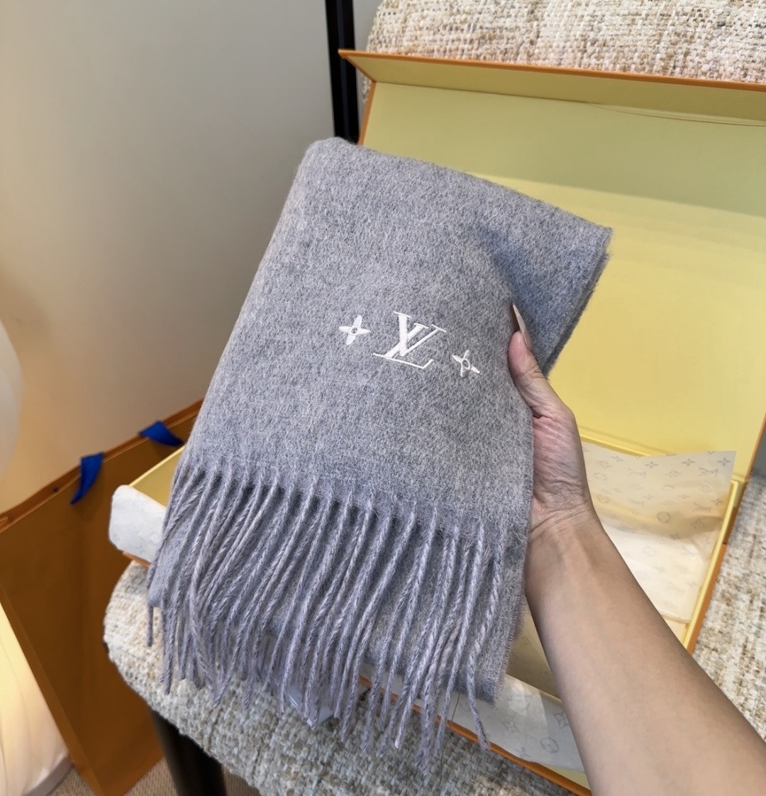 Lv围巾❗️好看的要疯掉了，太有型太有魅力了❗️❗️非常斯文时尚的秋冬单品！真的很喜欢，非常Classi