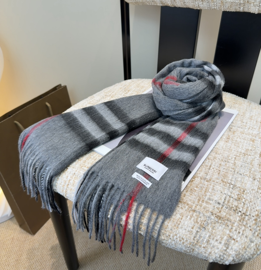 Burberry双面羊绒围巾！走量款，性超高！非常有格调的设计！180*30cm，羊绒混羊毛！是高雅艺术