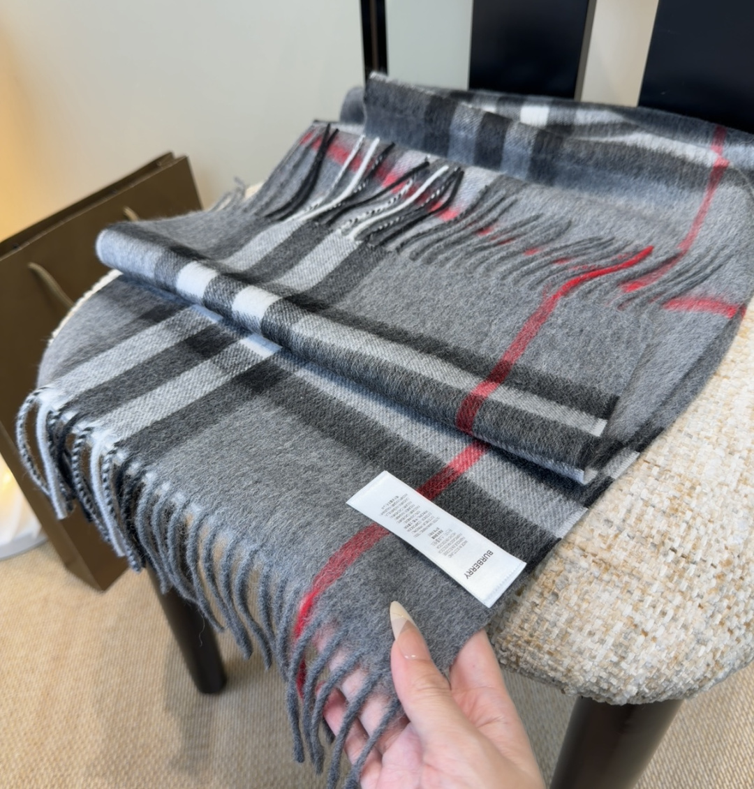 Burberry双面羊绒围巾！走量款，性超高！非常有格调的设计！180*30cm，羊绒混羊毛！是高雅艺术