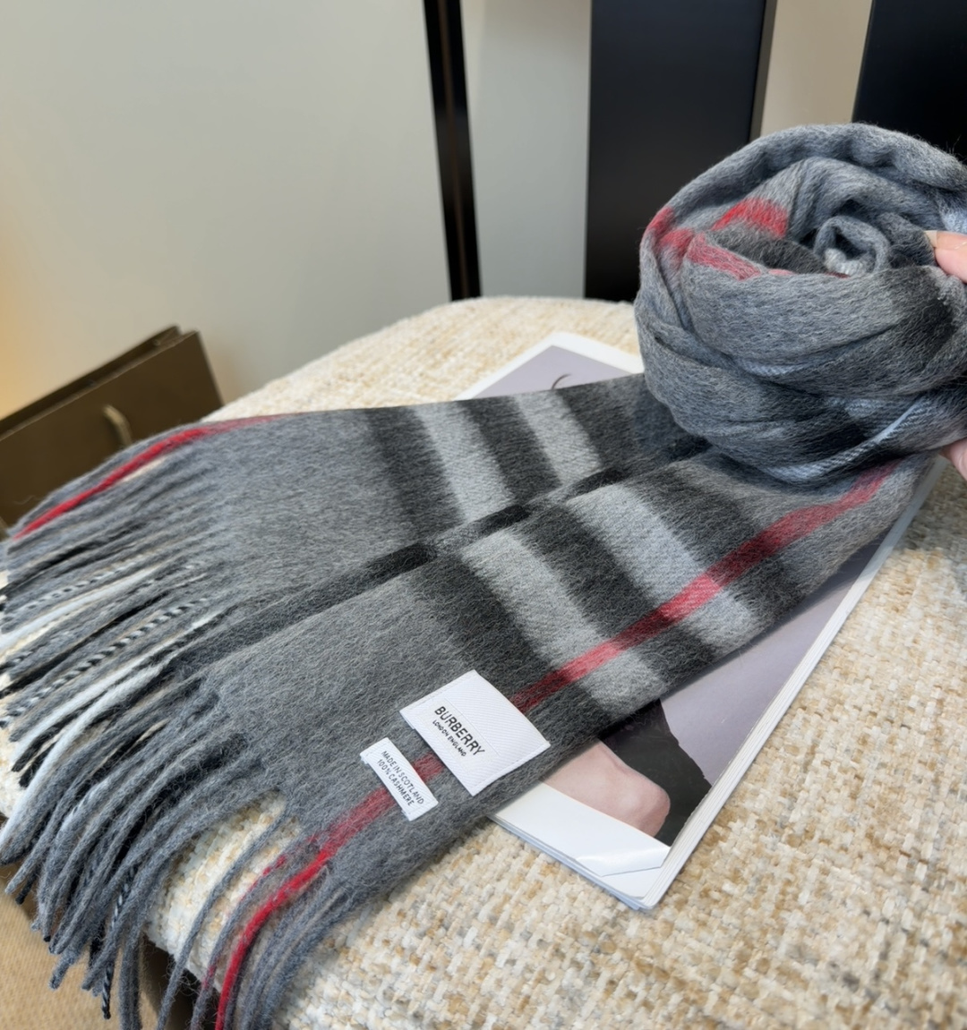 Burberry双面羊绒围巾！走量款，性超高！非常有格调的设计！180*30cm，羊绒混羊毛！是高雅艺术
