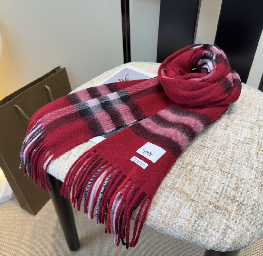 Burberry双面羊绒围巾！走量款，性超高！非常有格调的设计！180*30cm，羊绒混羊毛！是高雅艺术
