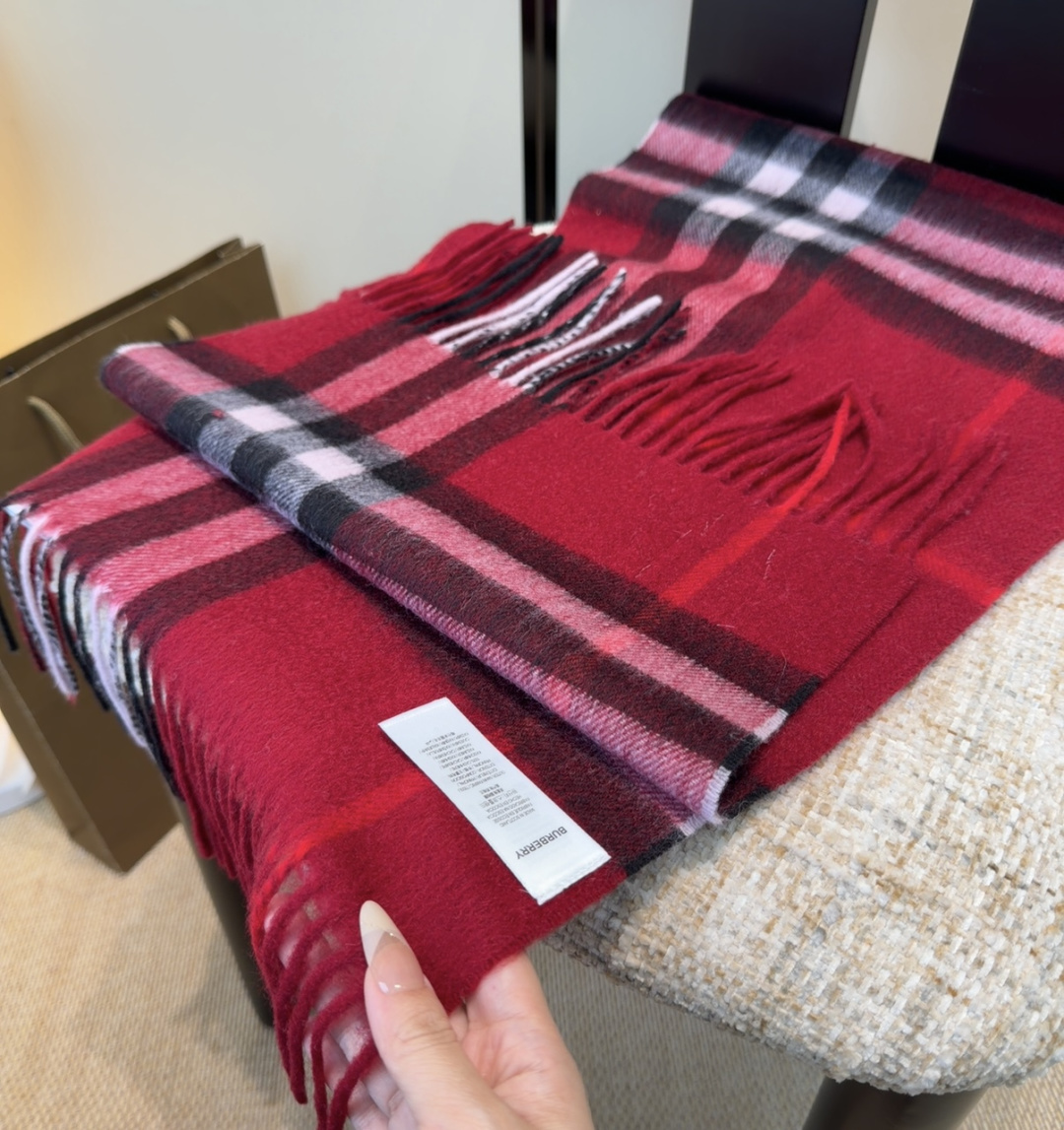 Burberry双面羊绒围巾！走量款，性超高！非常有格调的设计！180*30cm，羊绒混羊毛！是高雅艺术