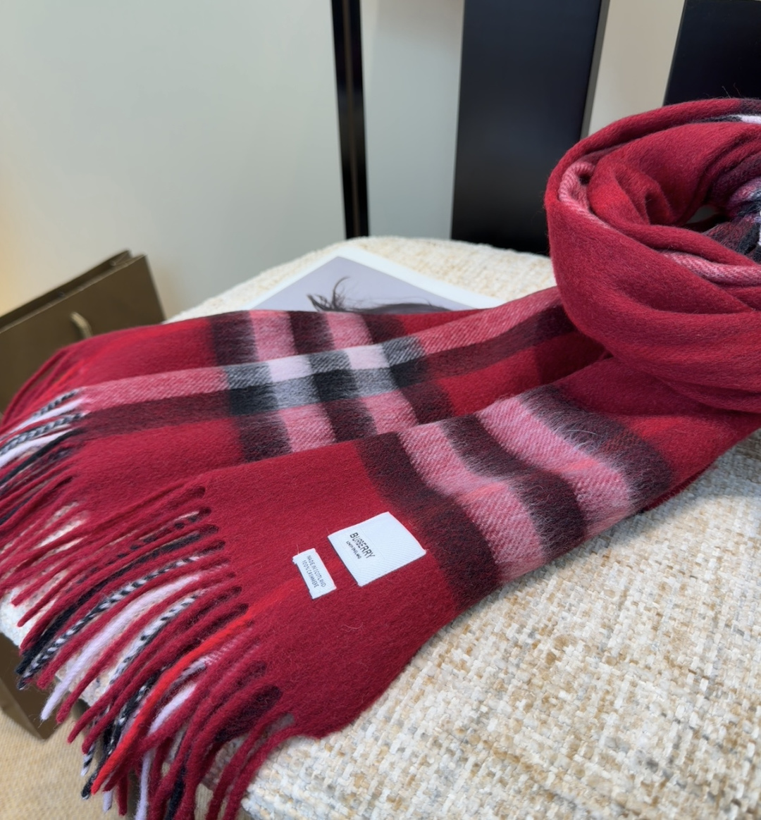 Burberry双面羊绒围巾！走量款，性超高！非常有格调的设计！180*30cm，羊绒混羊毛！是高雅艺术