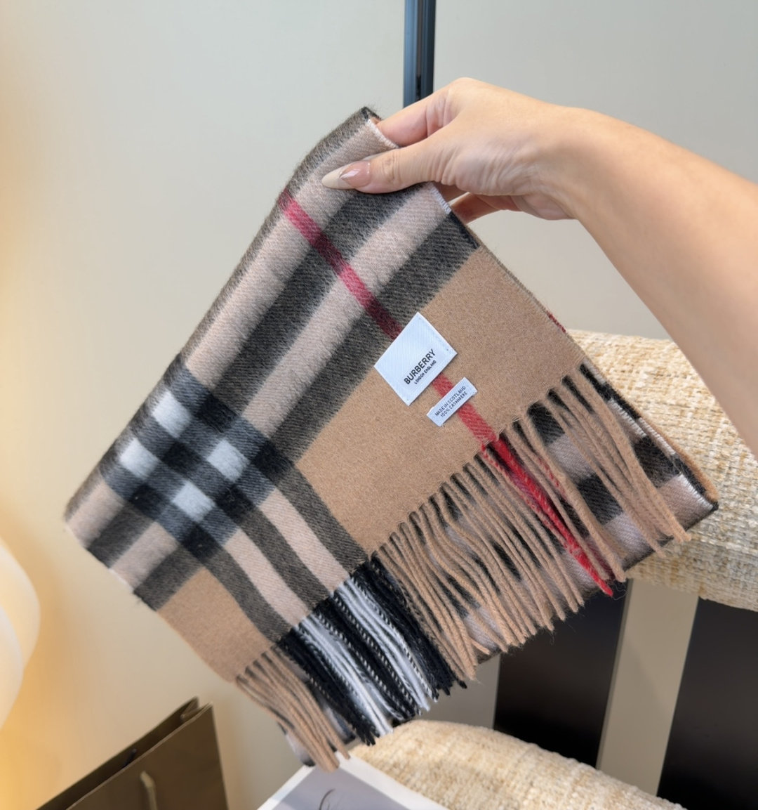 Burberry双面羊绒围巾！走量款，性超高！非常有格调的设计！180*30cm，羊绒混羊毛！是高雅艺术