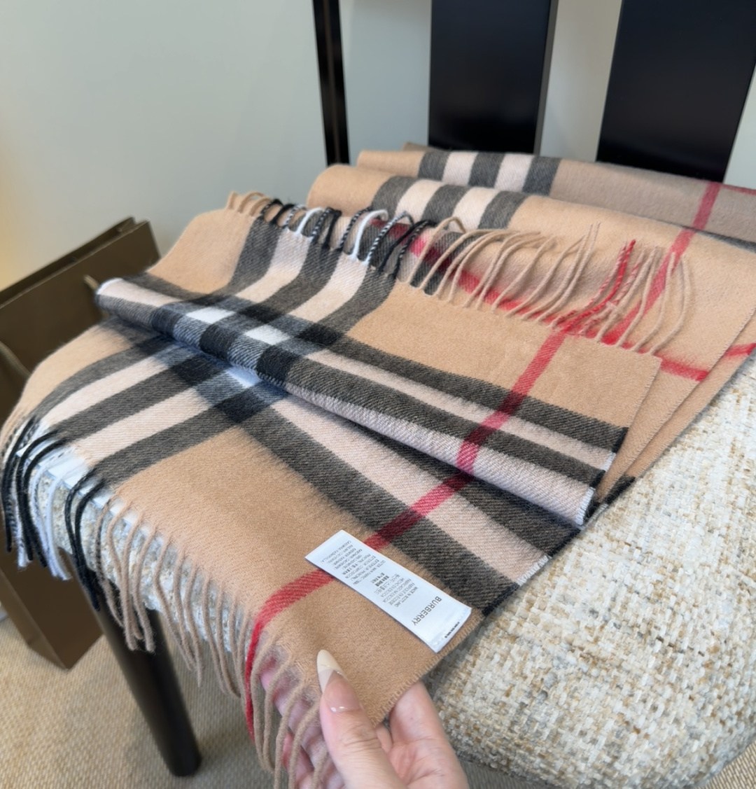 Burberry双面羊绒围巾！走量款，性超高！非常有格调的设计！180*30cm，羊绒混羊毛！是高雅艺术