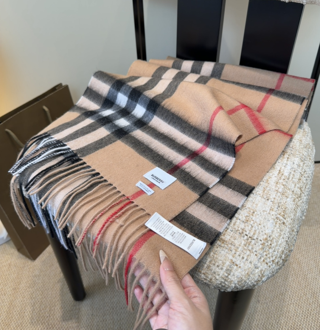 Burberry双面羊绒围巾！走量款，性超高！非常有格调的设计！180*30cm，羊绒混羊毛！是高雅艺术