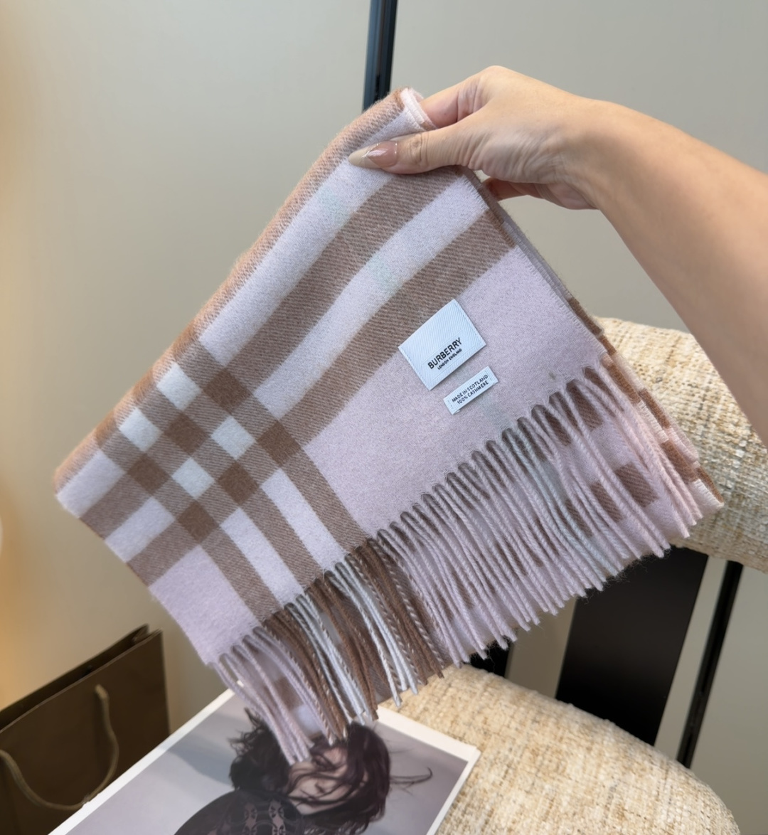 Burberry双面羊绒围巾！走量款，性超高！非常有格调的设计！180*30cm，羊绒混羊毛！是高雅艺术