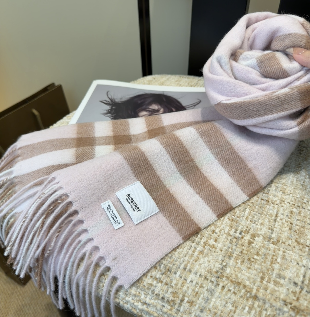 Burberry双面羊绒围巾！走量款，性超高！非常有格调的设计！180*30cm，羊绒混羊毛！是高雅艺术