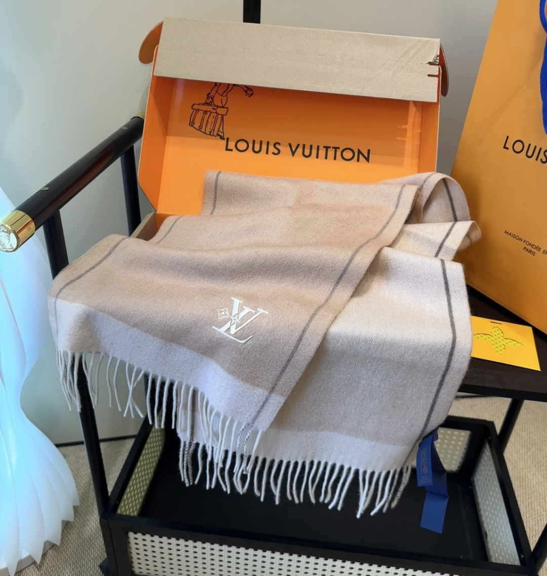 Lv围巾❗️好看的要疯掉了，太有型太有魅力了❗️❗️非常斯文时尚的秋冬单品！真的很喜欢，非常Classi
