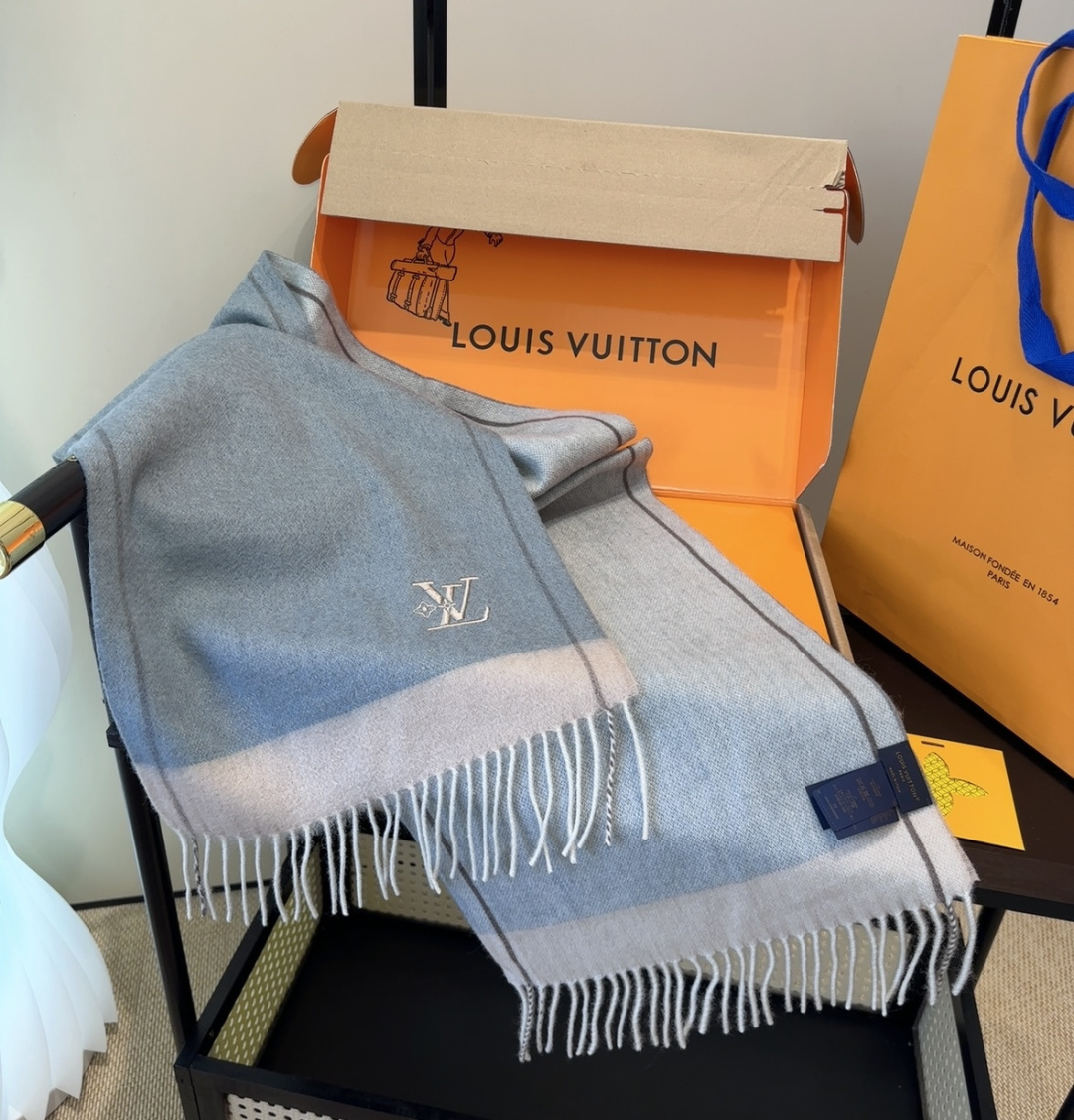 Lv围巾❗️好看的要疯掉了，太有型太有魅力了❗️❗️非常斯文时尚的秋冬单品！真的很喜欢，非常Classi