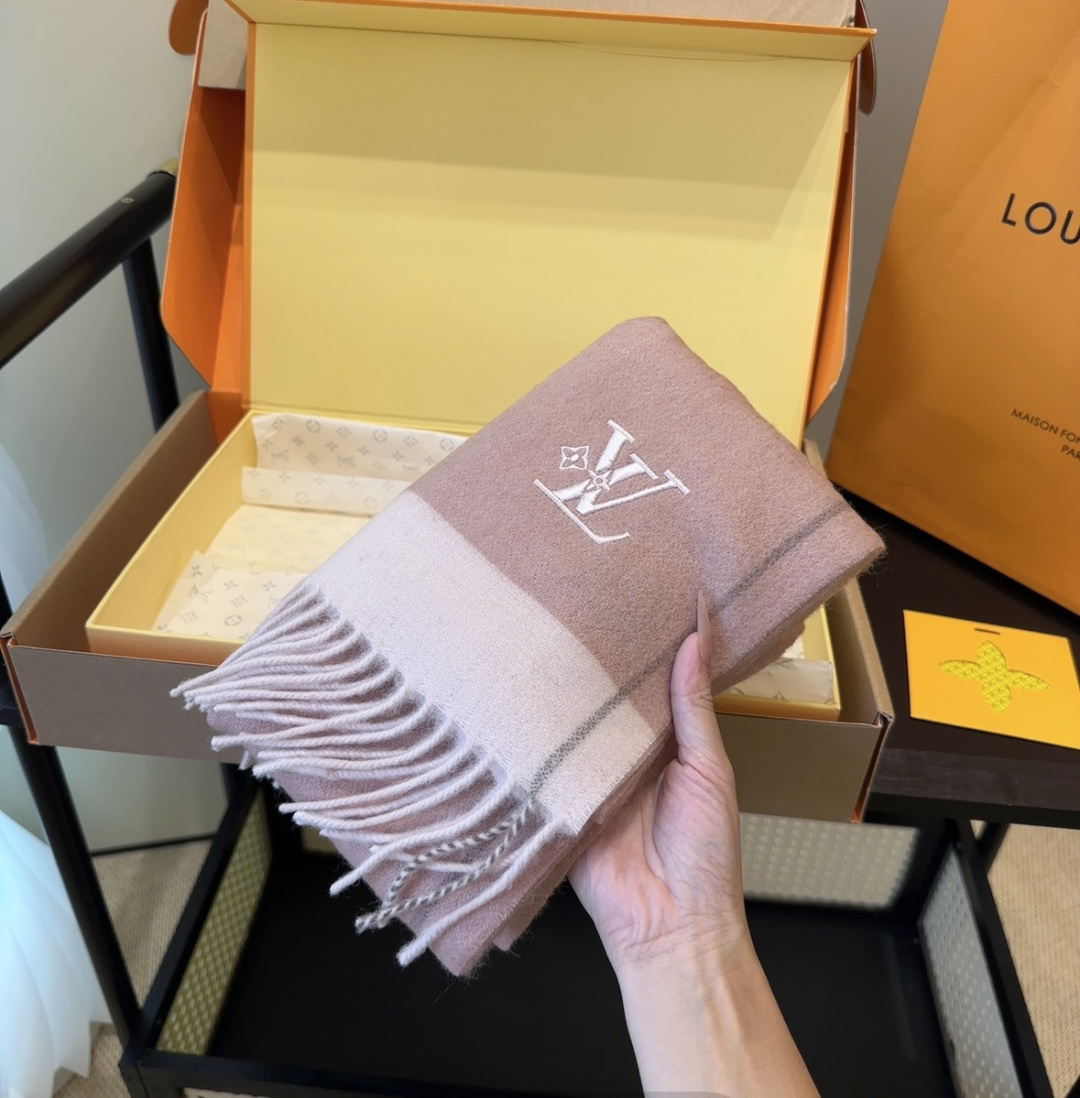 Lv围巾❗️好看的要疯掉了，太有型太有魅力了❗️❗️非常斯文时尚的秋冬单品！真的很喜欢，非常Classi