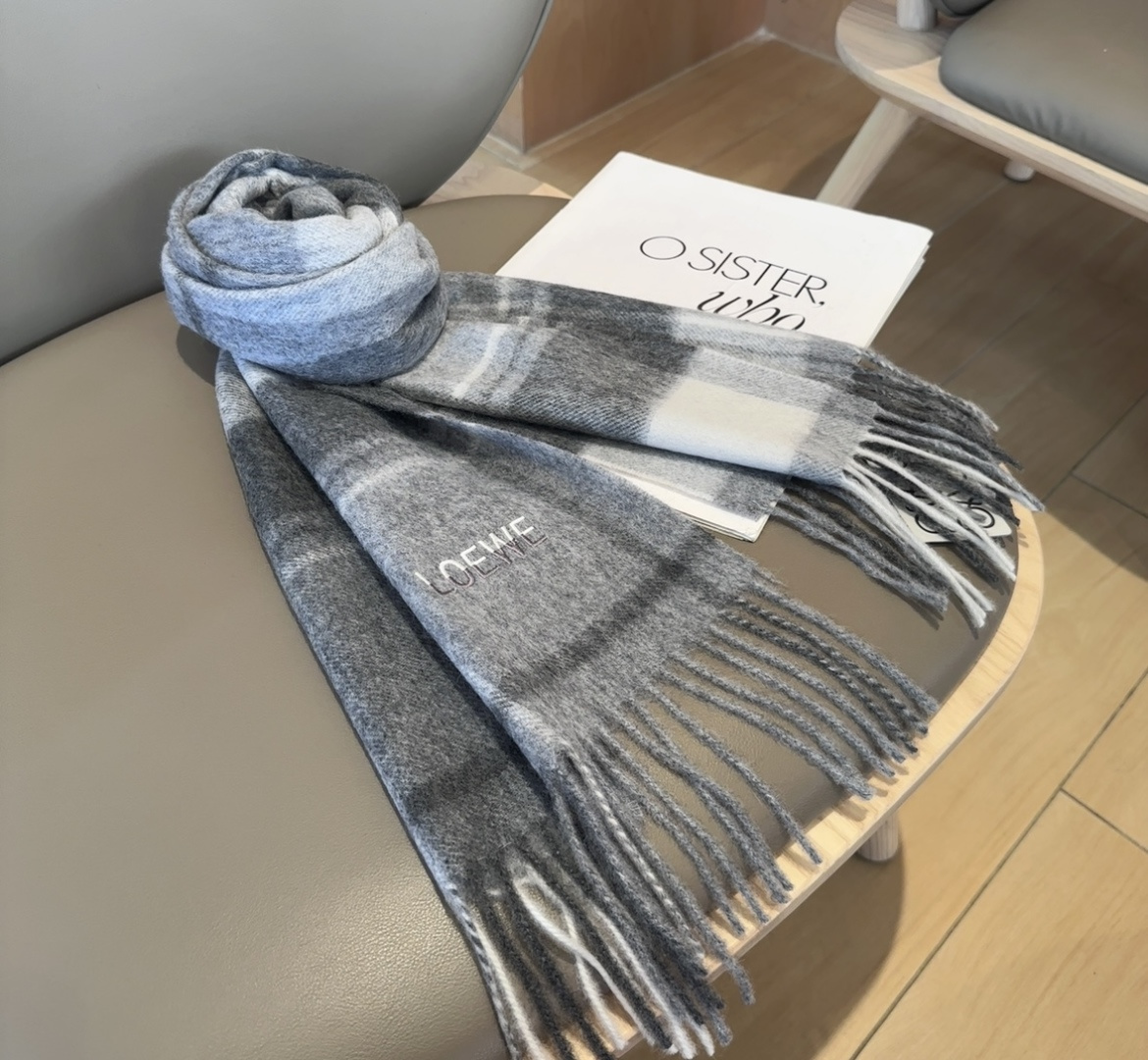 【▪Loewe · 罗意威难得一见的温柔配色，低调又不失优雅❗】重点推荐❗双面配色，一条围巾两种风格搭配