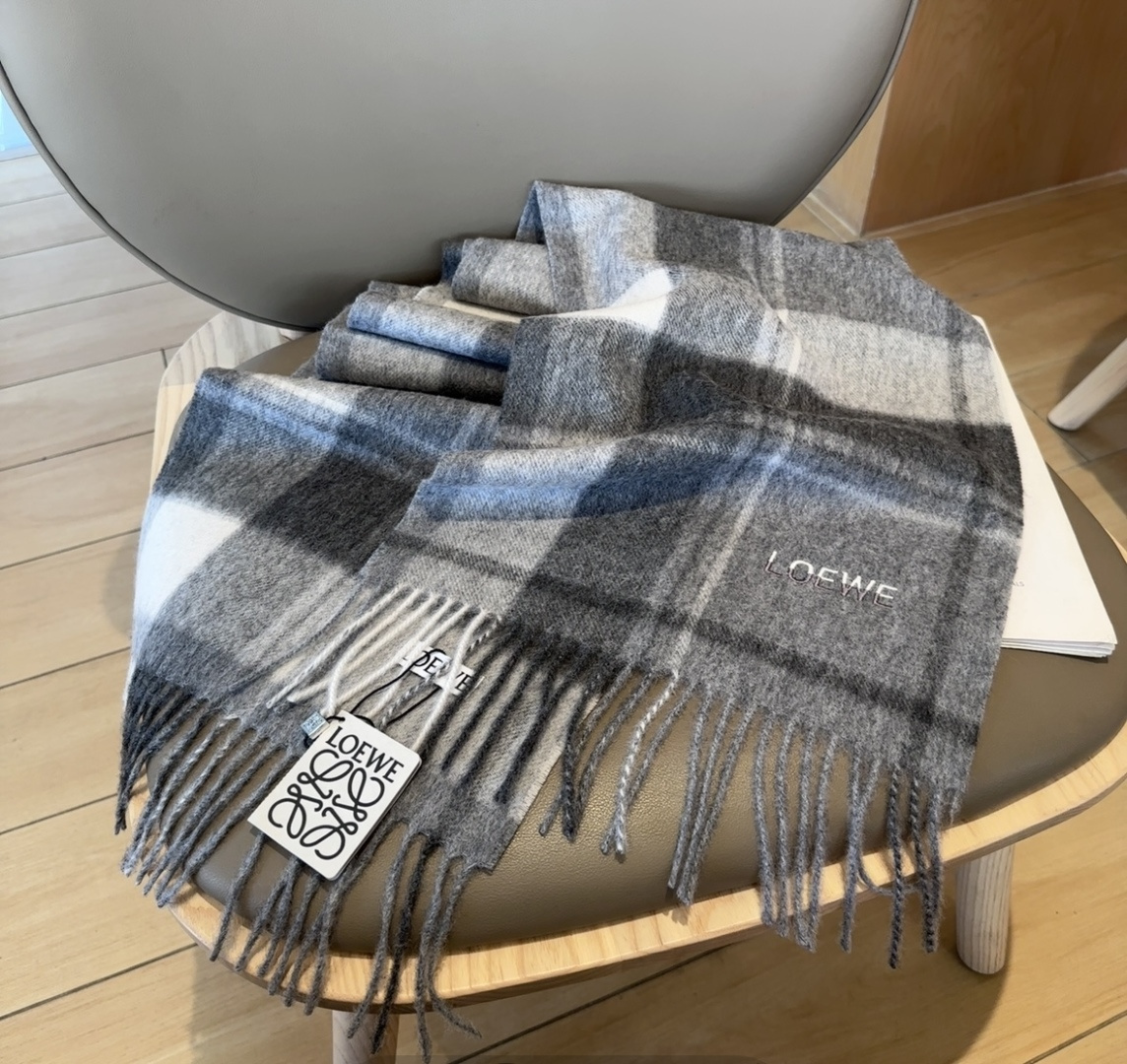 【▪Loewe · 罗意威难得一见的温柔配色，低调又不失优雅❗】重点推荐❗双面配色，一条围巾两种风格搭配