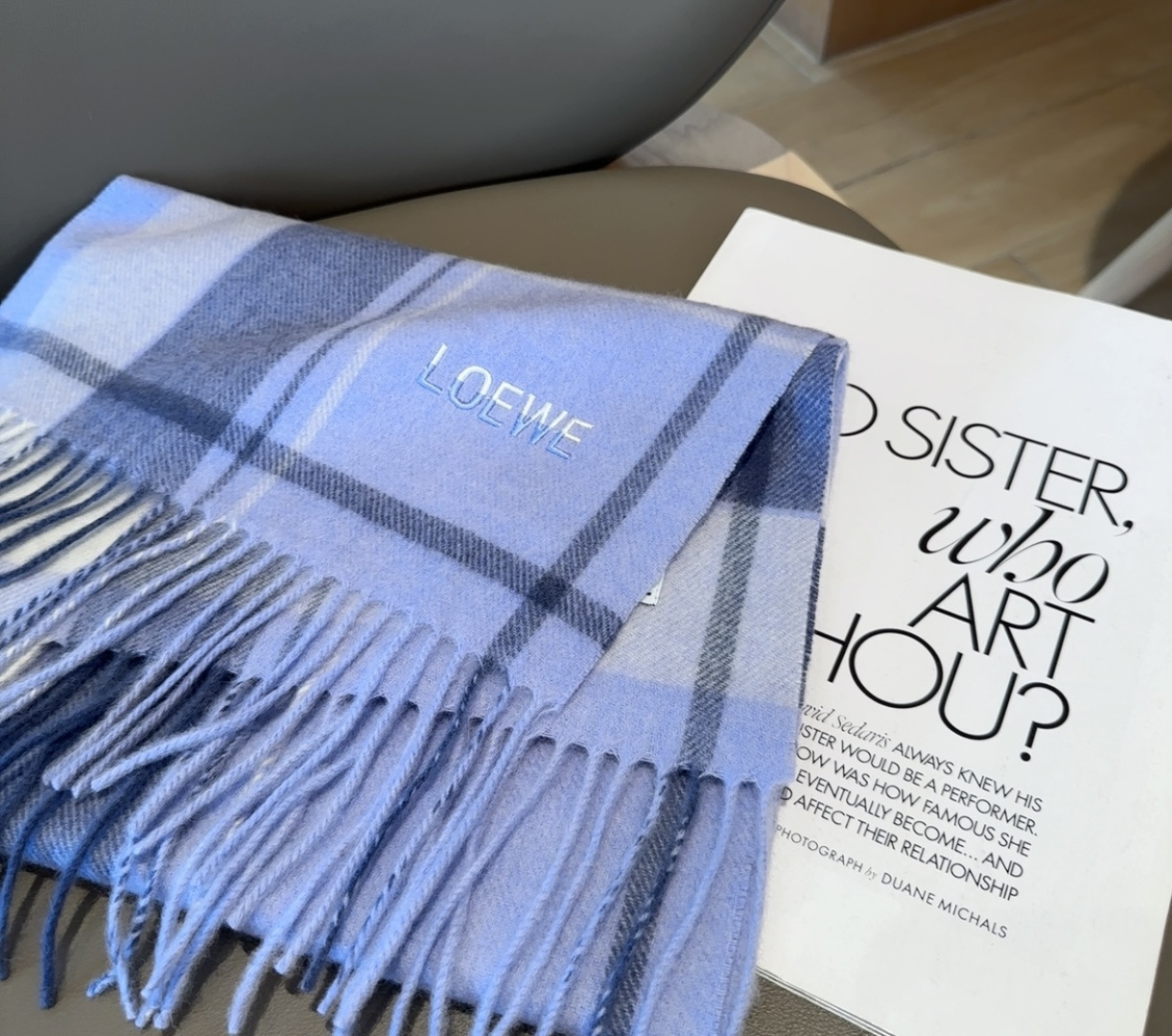 【▪Loewe · 罗意威难得一见的温柔配色，低调又不失优雅❗】重点推荐❗双面配色，一条围巾两种风格搭配