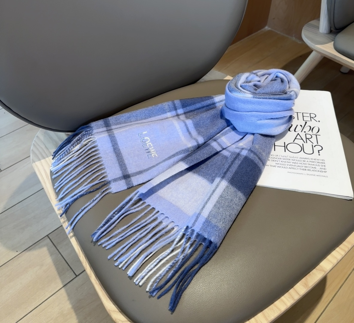 【▪Loewe · 罗意威难得一见的温柔配色，低调又不失优雅❗】重点推荐❗双面配色，一条围巾两种风格搭配