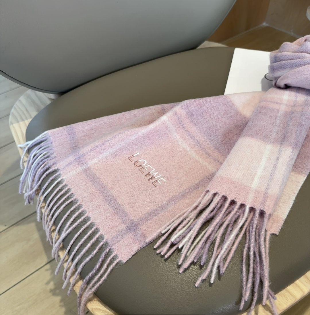 【▪Loewe · 罗意威难得一见的温柔配色，低调又不失优雅❗】重点推荐❗双面配色，一条围巾两种风格搭配