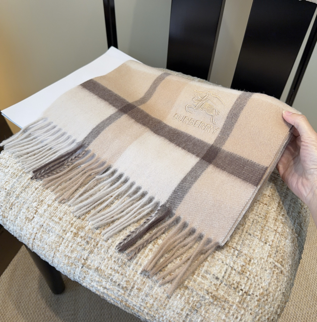 Burberry · 巴宝莉围巾❗️好看的要疯掉了，太有型太有魅力了❗️❗️非常斯文时尚的秋冬单品！真的