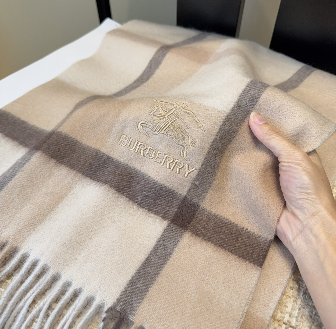 Burberry · 巴宝莉围巾❗️好看的要疯掉了，太有型太有魅力了❗️❗️非常斯文时尚的秋冬单品！真的