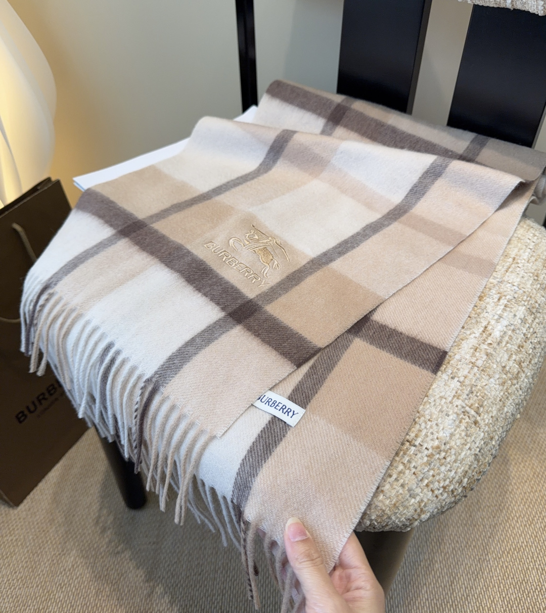 Burberry · 巴宝莉围巾❗️好看的要疯掉了，太有型太有魅力了❗️❗️非常斯文时尚的秋冬单品！真的