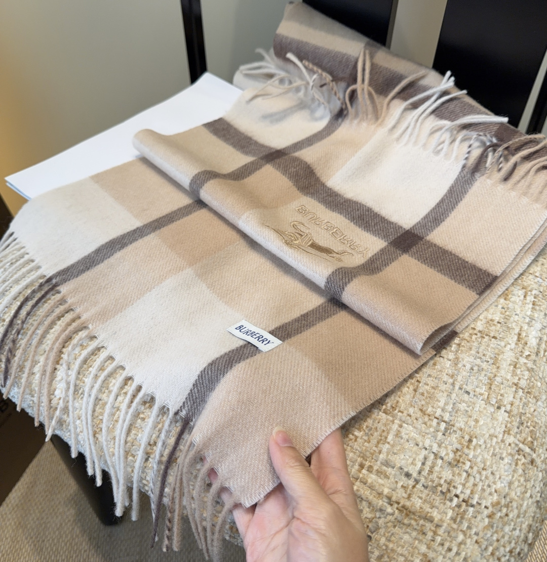 Burberry · 巴宝莉围巾❗️好看的要疯掉了，太有型太有魅力了❗️❗️非常斯文时尚的秋冬单品！真的