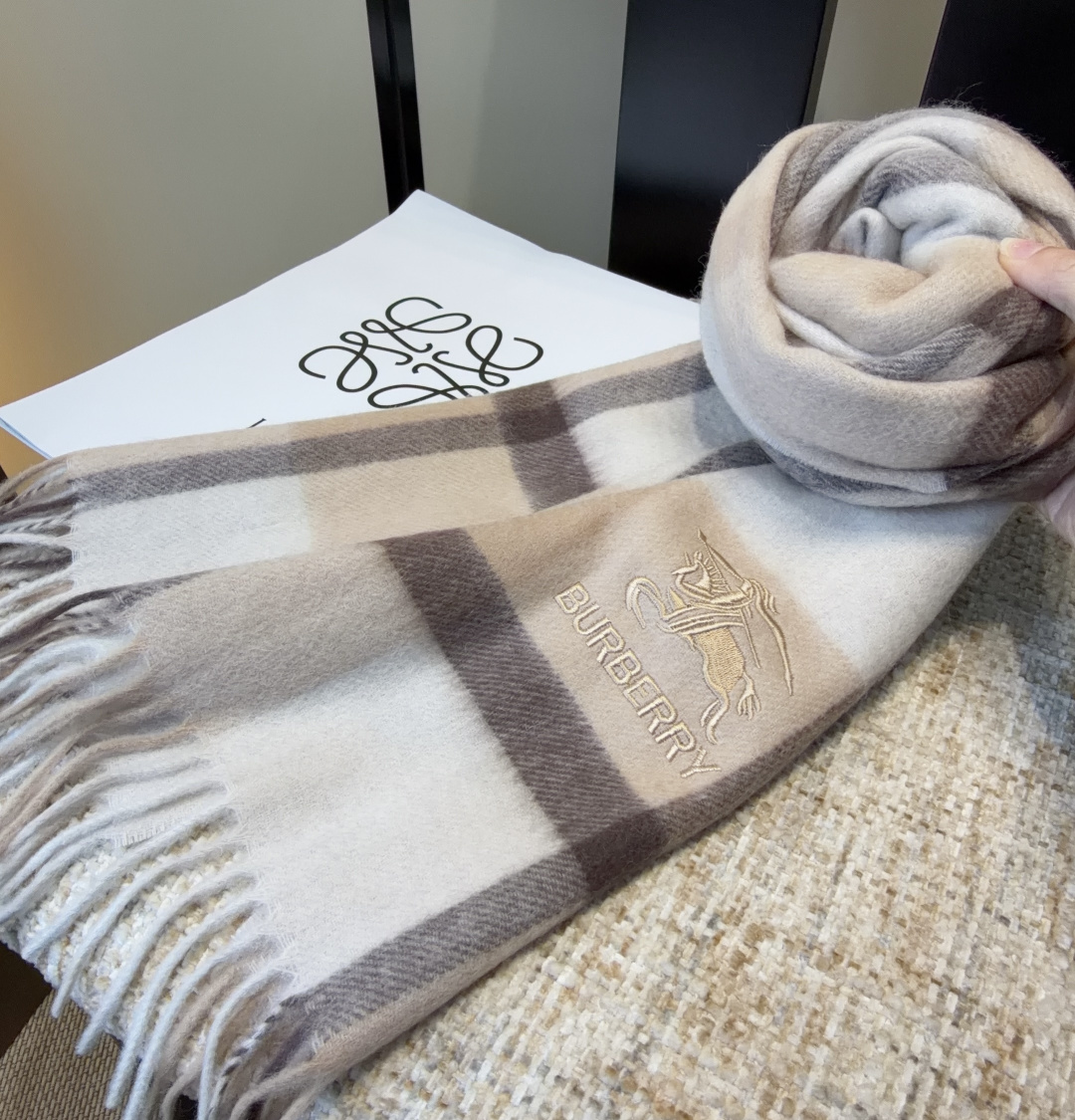 Burberry · 巴宝莉围巾❗️好看的要疯掉了，太有型太有魅力了❗️❗️非常斯文时尚的秋冬单品！真的